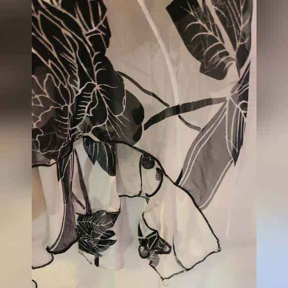 Guess Silk Black and White Floral Dress 🖤🌴 - Picture 4 of 14